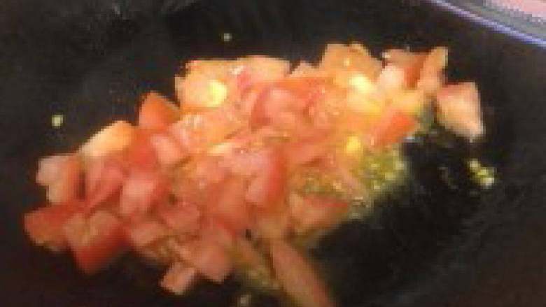 番茄鸡蛋羹,锅放少许油,烧热后下西红柿丁翻炒片刻至出汁,捞起备用