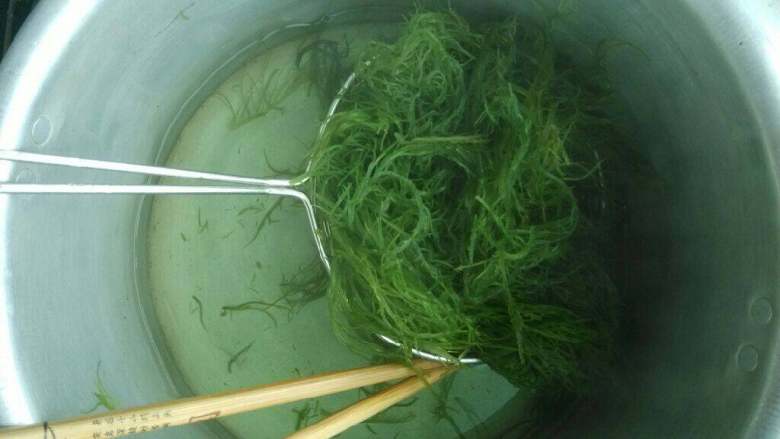 凉伴发菜,水烧开把发菜汆3分钟
