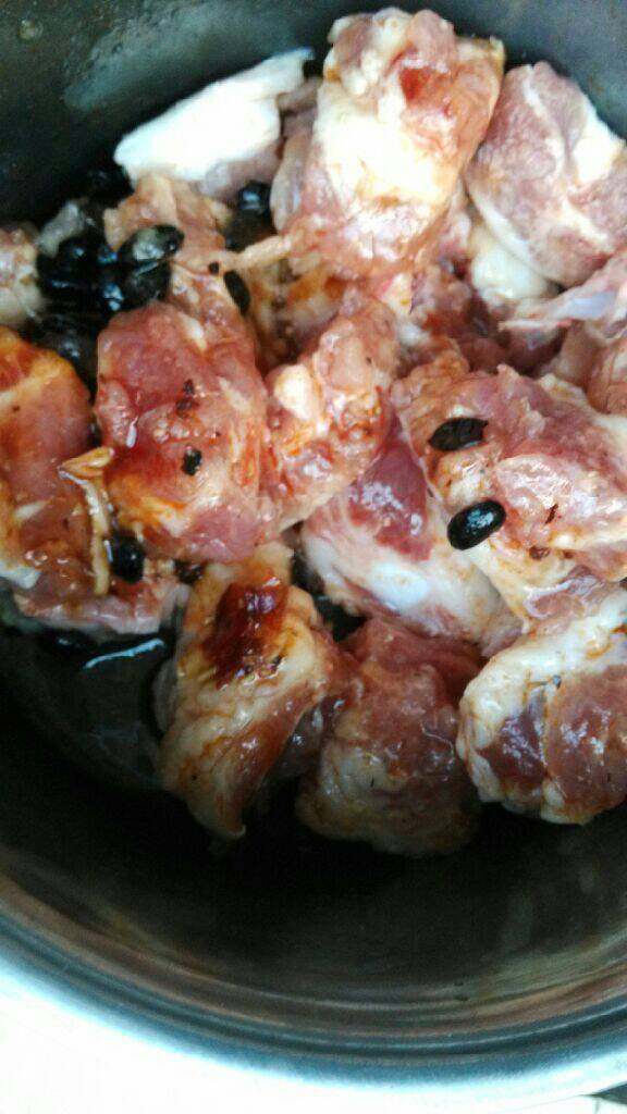 芋艿豆豉排骨,先把洗净的排骨沥干水份，放入腌料腌制30分钟，后再加盐和<a style='color:red;display:inline-block;' href='/shicai/ 756'>鸡精</a><a style='color:red;display:inline-block;' href='/shicai/ 694'>豆豉</a>抓匀。