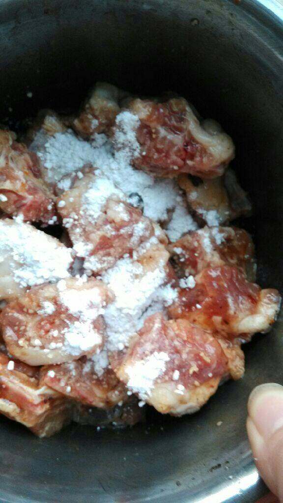 芋艿豆豉排骨,再加适量蕃薯粉抓匀