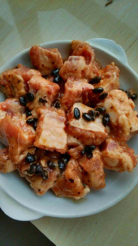 芋艿豆豉排骨,芋艿切小块摆放在盘底，上面再码放腌好的排骨，加盖锡纸入高压锅蒸30分钟即可