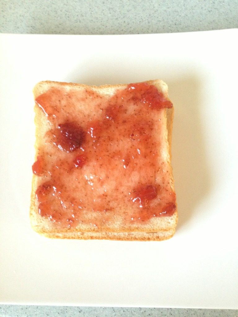 三明治,<a style='color:red;display:inline-block;' href='/shicai/ 13322'>面包片</a>涂抹<a style='color:red;display:inline-block;' href='/shicai/ 2867'>果酱</a>，如图