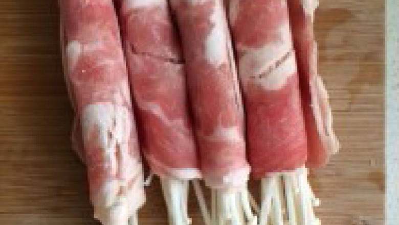 蜜汁羊肉卷,<a style='color:red;display:inline-block;' href='/shicai/ 10108'>羊肉卷</a>起<a style='color:red;display:inline-block;' href='/shicai/ 234'>金针菇</a>