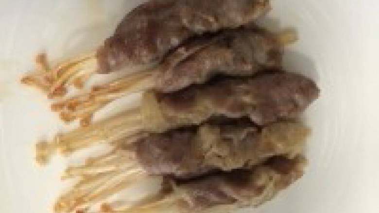 蜜汁羊肉卷,下油锅中火煎至熟，摆盘洒上一些盐<a style='color:red;display:inline-block;' href='/shicai/ 134333'>黑胡椒</a>粉