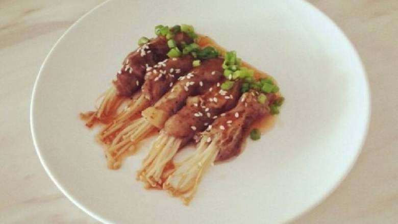 蜜汁羊肉卷,.浇上蜜汁、撒上葱花和<a style='color:red;display:inline-block;' href='/shicai/ 666'>芝麻</a>就完成了