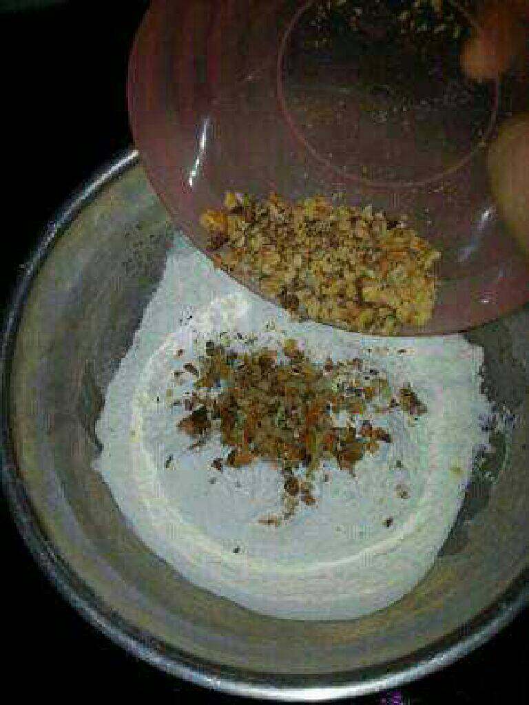 老式桃酥,放入核桃碎,用手抓捏成团即可,;