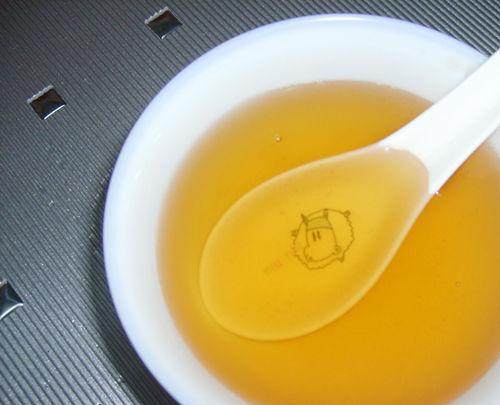 蜂蜜姜汤,倒进蜂蜜后用小勺进行搅拌,搅拌均匀后即可饮用。