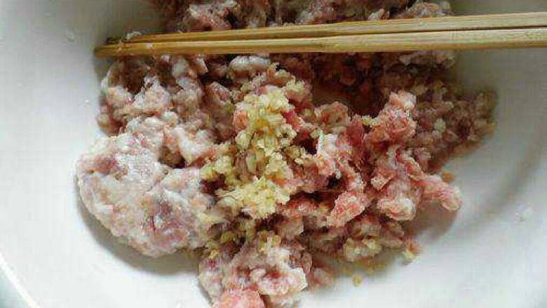 红油抄手,<a style='color:red;display:inline-block;' href='/shicai/ 414'>猪肉</a>剁成肉末，加<a style='color:red;display:inline-block;' href='/shicai/ 894'>黄酒</a>、适量盐、<a style='color:red;display:inline-block;' href='/shicai/ 720'>胡椒粉</a>、<a style='color:red;display:inline-block;' href='/shicai/ 847'>香油</a>、姜末、水淀粉，用筷子朝着一个方向搅拌

