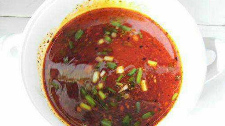 红油抄手,在料碗里掺少量煮抄手的水,使调料烫出香味