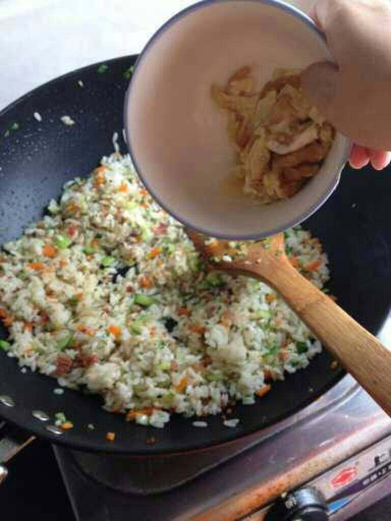 腊肠炒饭,加入炒好的鸡蛋