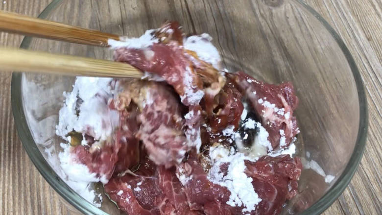 青椒炒牛肉片,加入生粉和水,顺时针搅拌均匀