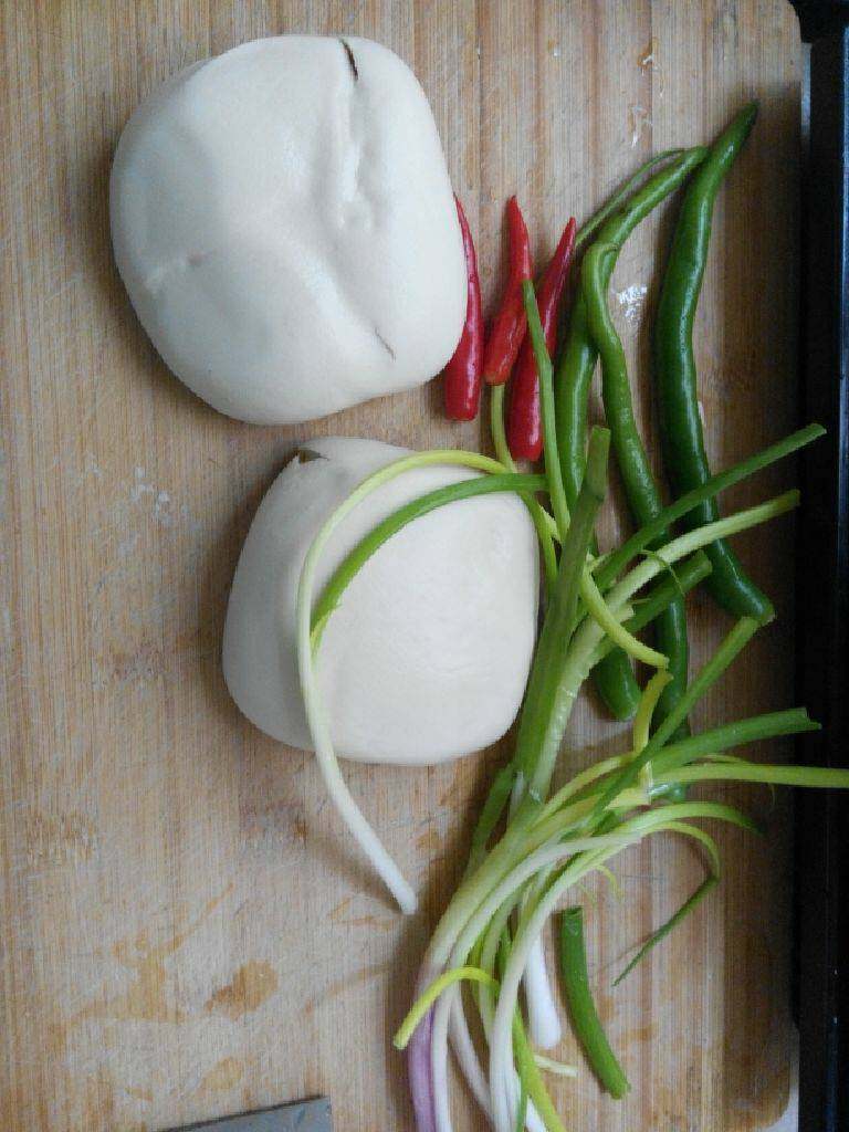 辣炒手工布包豆腐,准备食材,冲水洗净