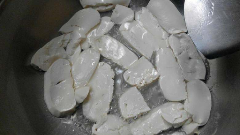 辣炒手工布包豆腐,布包豆腐切条,入油锅内煎