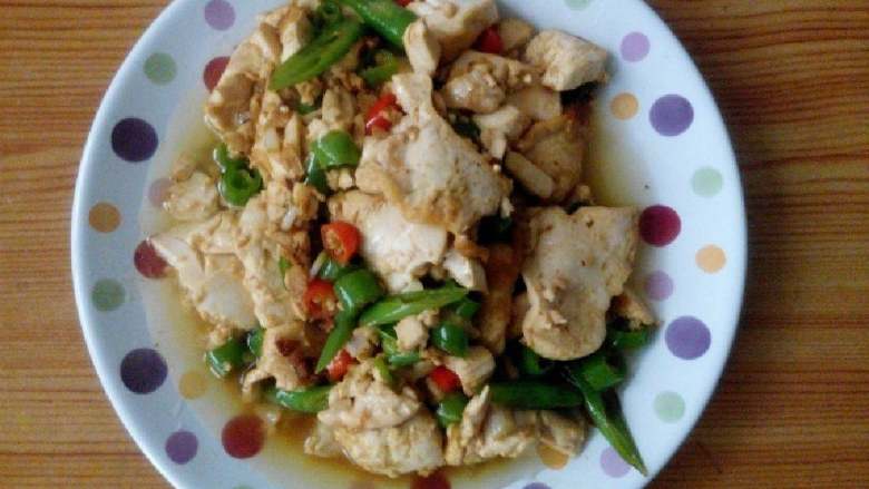辣炒手工布包豆腐,临出锅时撒入葱花,淋点香油,装盘即可