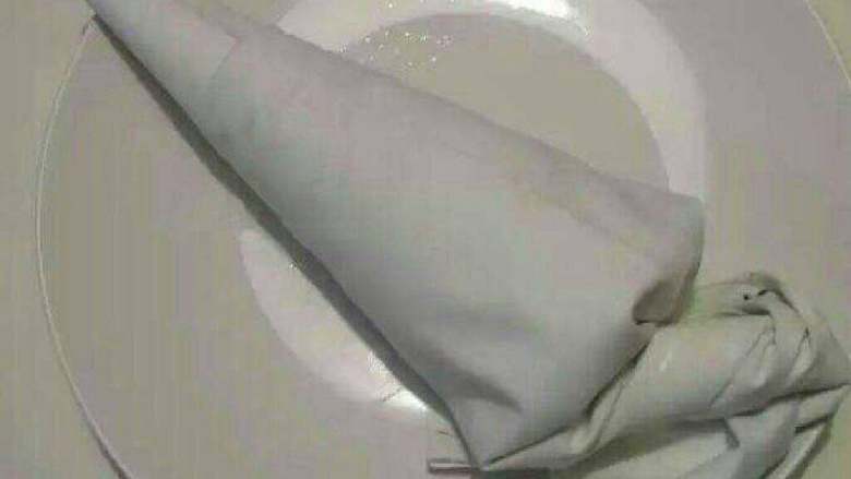 酥脆曲奇饼干,装入裱花袋,用手唔一唔(目的是为了让面糊更软,易挤出花形),