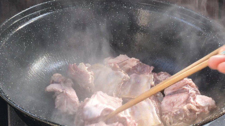 照烧排骨,起锅热油,放入排骨