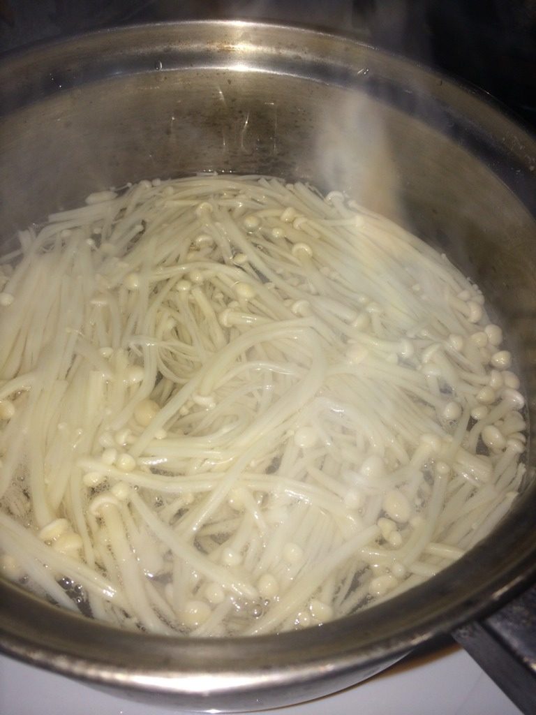 咖喱牛肉蔬菜煲,金针菇切根,开水焯一下,清水浸泡,备用