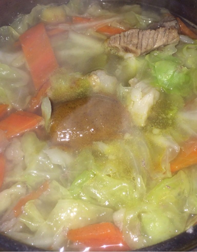 咖喱牛肉蔬菜煲,牛腩软烂后,大火烧开,加入甘蓝和胡萝卜,再加咖喱块