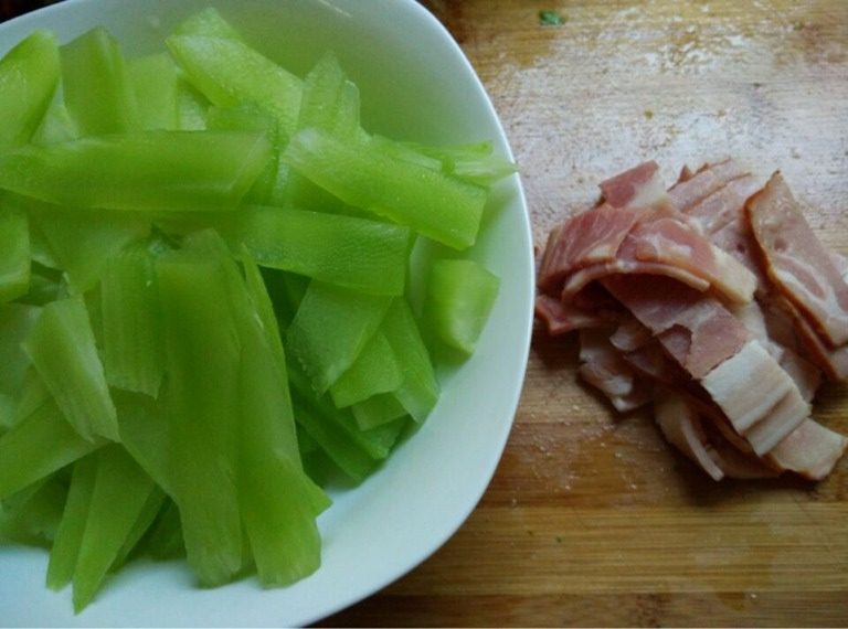 培根炒莴笋,如图准备食材，洗净切好备用