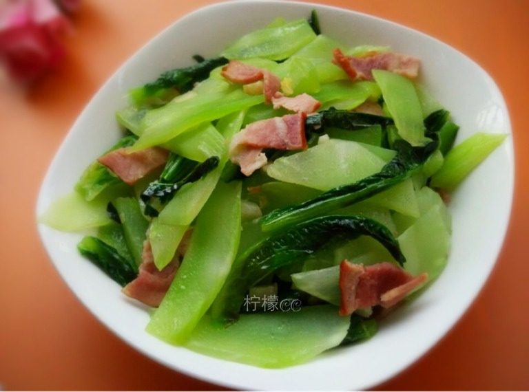 培根炒莴笋,如图加盐调味即可