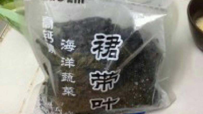 海带豆腐汤,1.准备主角登场
3.取容器泡发海带咯,请记得一定适量哈,海带泡发后的量你会意想不到哦!
4.豆腐切成2厘米厚的方块,自己把握厚薄度!主要好入味就成
5.打鸡蛋,屌丝木有打蛋器只能传统打法,顺时针搅拌至此状!让蛋白蛋黄充分溶解
6.起锅:热锅下油,我喜欢玉米油!油热后下打好的鸡蛋液(注意鸡蛋液不要给盐)
7.倒入开水煮沸3-4分钟熬高汤
8.依次放入海带、豆腐煮开后;加适量盐及蒜瓣再煮5分钟让食材入味
9.起锅前撒点胡椒粉(由于不吃鸡精、味精只用了盐及胡椒作为调料),喜欢葱还可撒点葱末!像鸡汤熬的么?呵呵