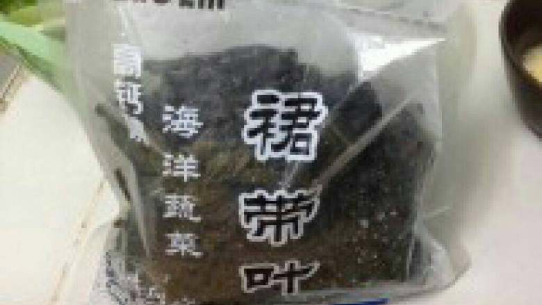 海带豆腐汤,1.准备主角登场
3.取容器泡发海带咯，请记得一定适量哈，海带泡发后的量你会意想不到哦！
4.豆腐切成2厘米厚的方块，自己把握厚薄度！主要好入味就成
5.打鸡蛋，屌丝木有打蛋器只能传统打法，顺时针搅拌至此状！让蛋白蛋黄充分溶解
6.起锅：热锅下油，我喜欢玉米油！油热后下打好的鸡蛋液（注意鸡蛋液不要给盐）
7.倒入开水煮沸3-4分钟熬高汤
8.依次放入海带、豆腐煮开后；加适量盐及蒜瓣再煮5分钟让食材入味
9.起锅前撒点胡椒粉（由于不吃鸡精、味精只用了盐及胡椒作为调料），喜欢葱还可撒点葱末！像鸡汤熬的么？呵呵