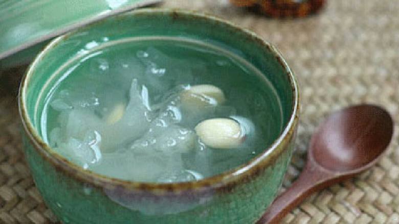 冰糖银耳莲子羹