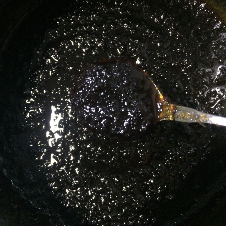 姜母红糖饮,如图直至熬制至粘稠，呈黑亮色