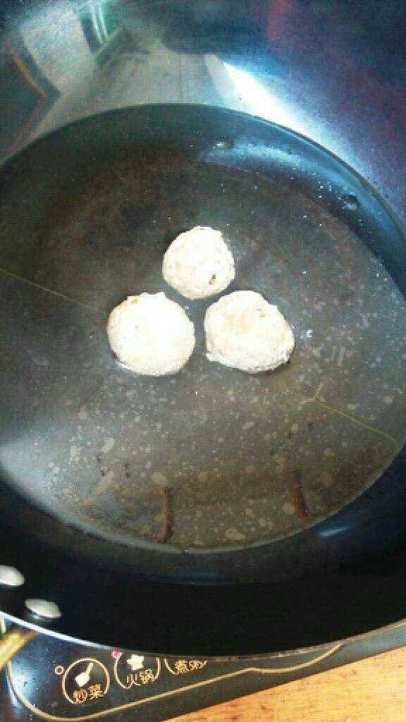 莆田炝肉汤,将豆腐泥捏成丸子,在水淀粉滚一圈,放入烧开的水中