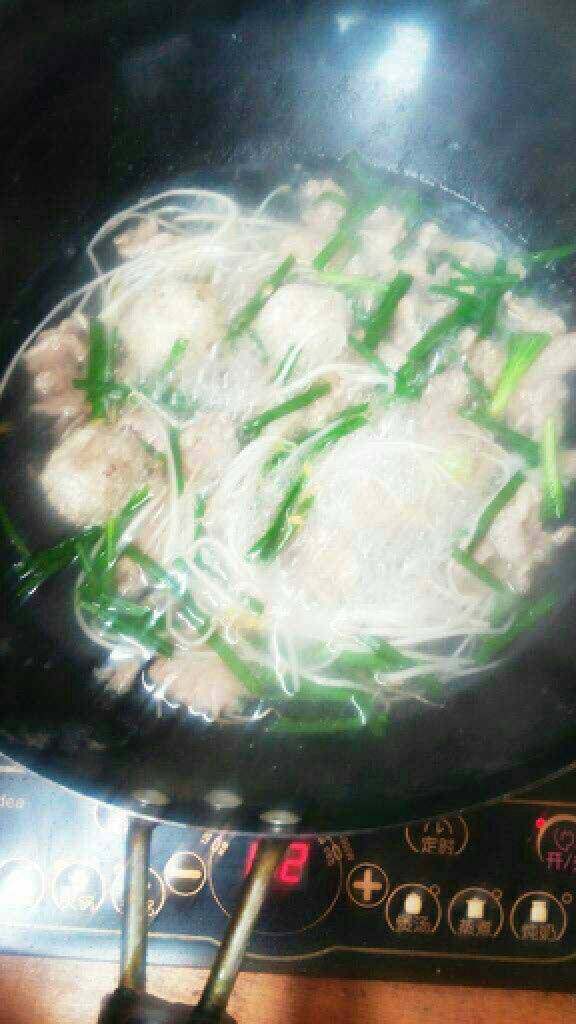 莆田炝肉汤,大火煮开后放入豆芽,韭菜,芹菜叶,出锅前加一点盐,鸡精。
