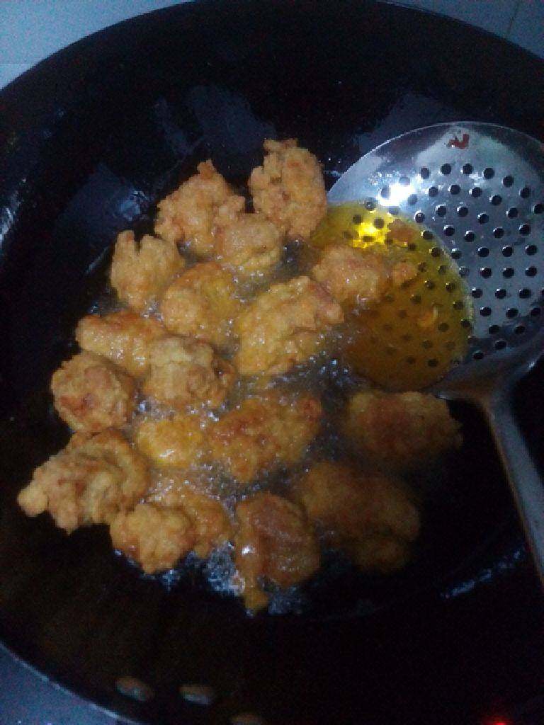 炸鸡肉块,锅中油7分热后，加入鸡块，炸至两面金黄。