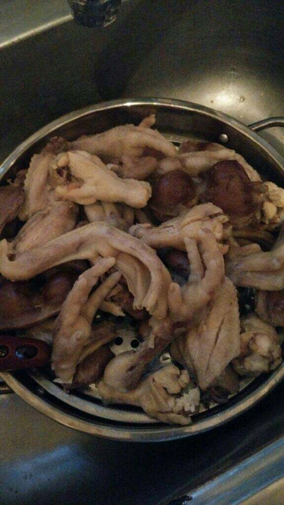 自做卤菜,把全部食材放入锅里沸水, 然后取出