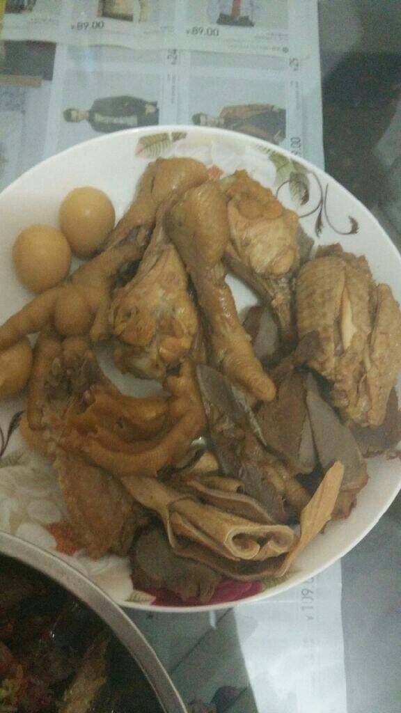 自做卤菜,大火煮开,放入全部食材。等香味出来,就改小火漫煮。直到熟了既可。。。。关火闷半个小时。