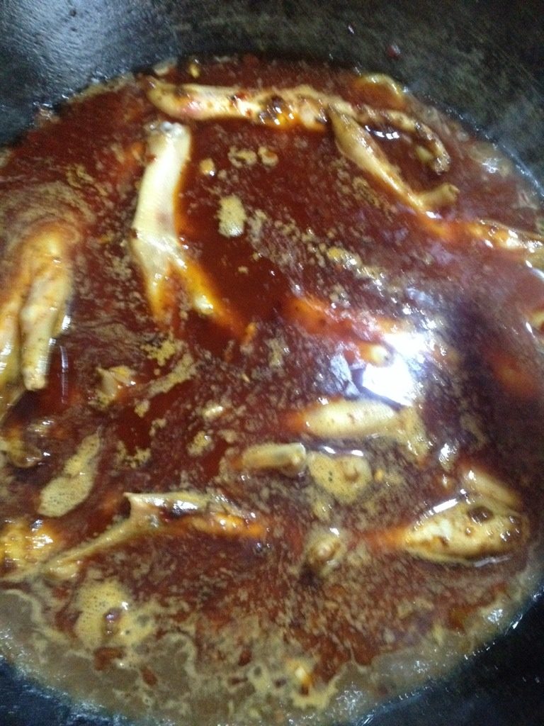 土豆魔芋烧鸭掌,加入淹没过鸭掌的清水,大火烧开,转小火焖煮二十分钟