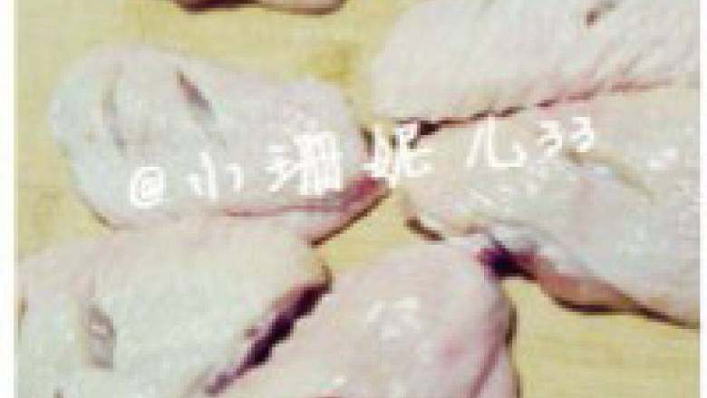 新奥尔良烤翅,鸡翅清洗干净后,正反面分别切两斜刀,备用