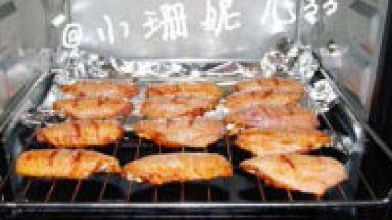 新奥尔良烤翅,.烤箱200度预热后,将鸡翅放入烤箱的下层,200度上下火烤20分钟就OK啦