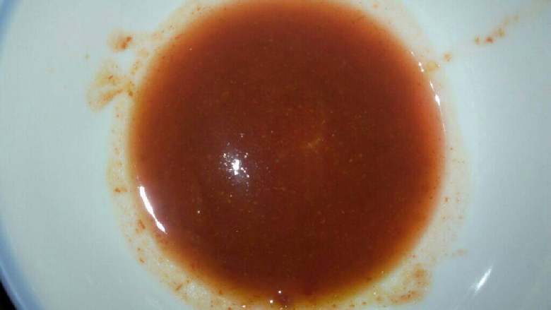 水煮蒸饺,蘸酱调成备用,如图