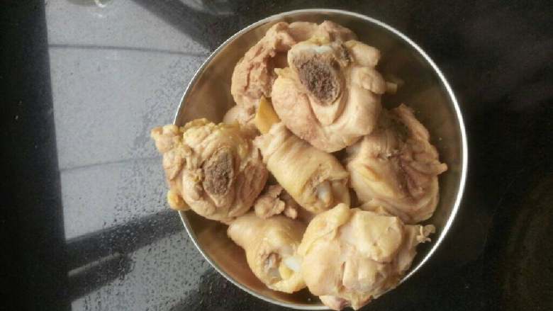 鸡肉炖土豆,<a style='color:red;display:inline-block;' href='/shicai/ 92'>鸡腿</a>肉斩块炒水备用