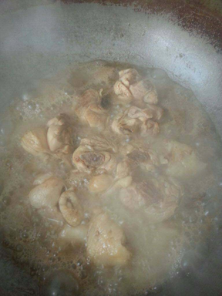 鸡肉炖土豆,加少许清水炖10分钟