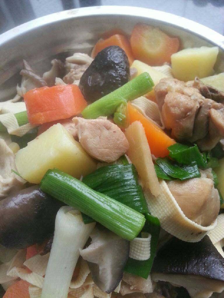 鸡肉炖土豆,待蔬菜成熟后加入<a style='color:red;display:inline-block;' href='/shicai/ 3349'>蒜苗</a>段盐、<a style='color:red;display:inline-block;' href='/shicai/ 762'>老抽</a>