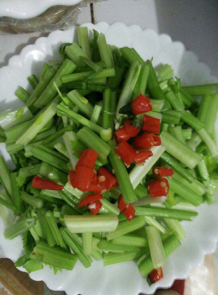 芹菜炒鱿鱼,<a style='color:red;display:inline-block;' href='/shicai/ 345'>鱿鱼</a>洗净，<a style='color:red;display:inline-block;' href='/shicai/ 125'>芹菜</a>洗净切段