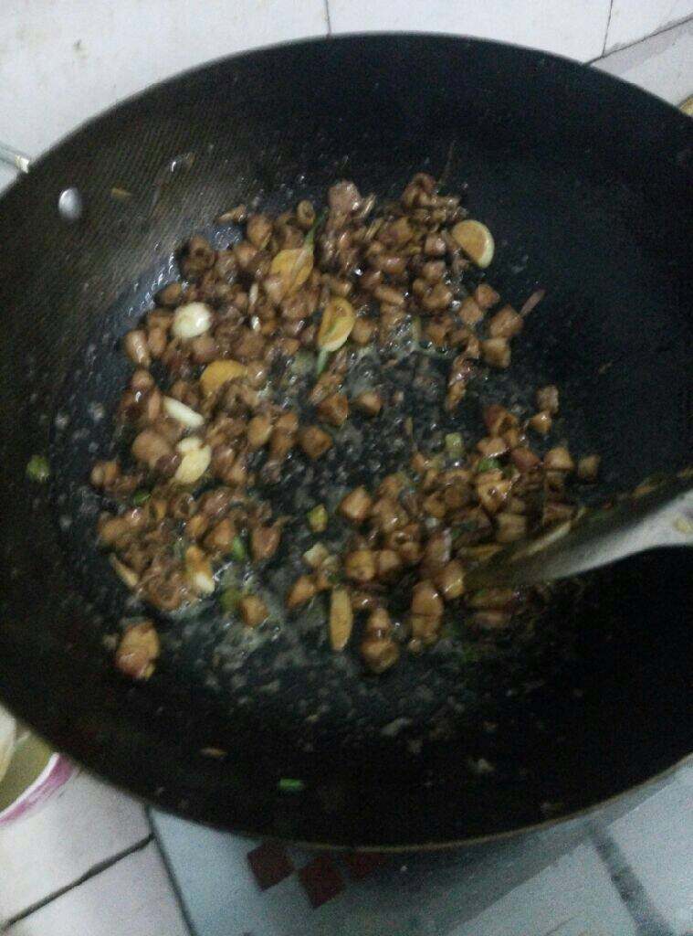 芹菜炒鱿鱼,锅内放油，爆香葱姜<a style='color:red;display:inline-block;' href='/shicai/ 700'>花椒</a>小米辣，放鱿鱼