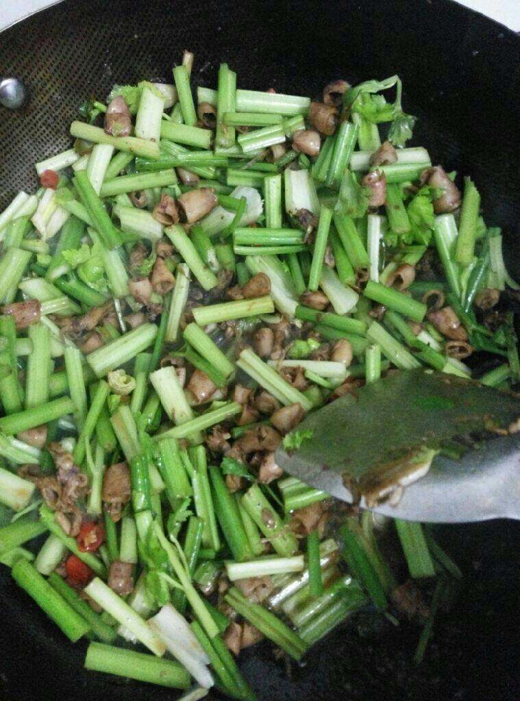 芹菜炒鱿鱼,翻炒片刻，滴几滴酱油（本人喜欢吃口味重点的，不喜欢可以不放），放入芹菜，蒜片