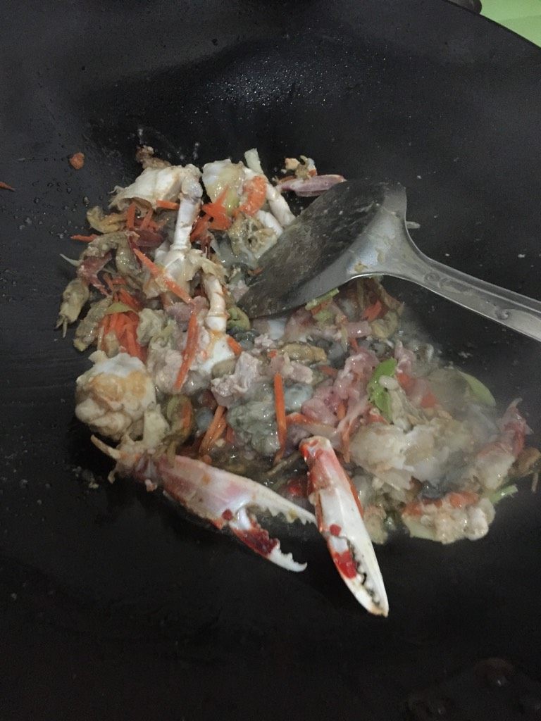 梭子蟹焖红薯粉,锅里放适量油,加入胡萝卜 瘦肉丝 海蛎 梭子蟹 青蒜爆炒半熟