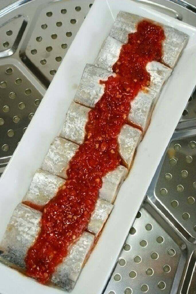 剁椒带鱼,蒸锅水开后放入蒸锅隔水蒸10分钟