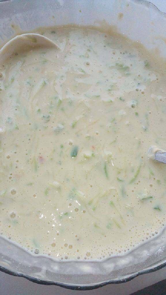 西葫芦煎饼,添水搅拌成这样的糊糊。