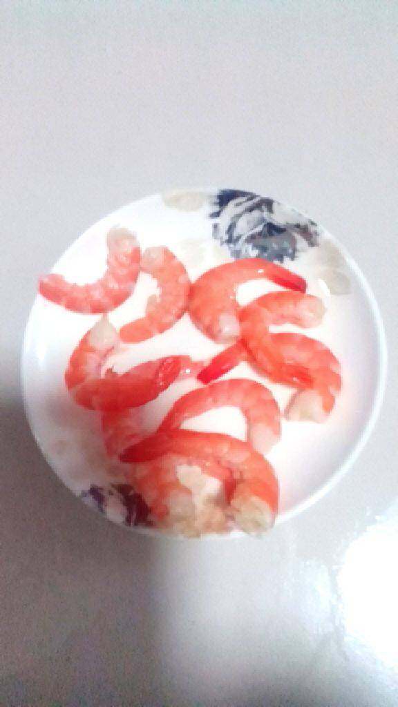 红烧冬瓜虾仁,虾去头，挑虾线，拨皮，洗净，可以留下尾巴。