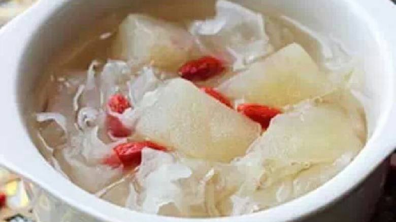 银耳杏仁雪梨汤～甜品