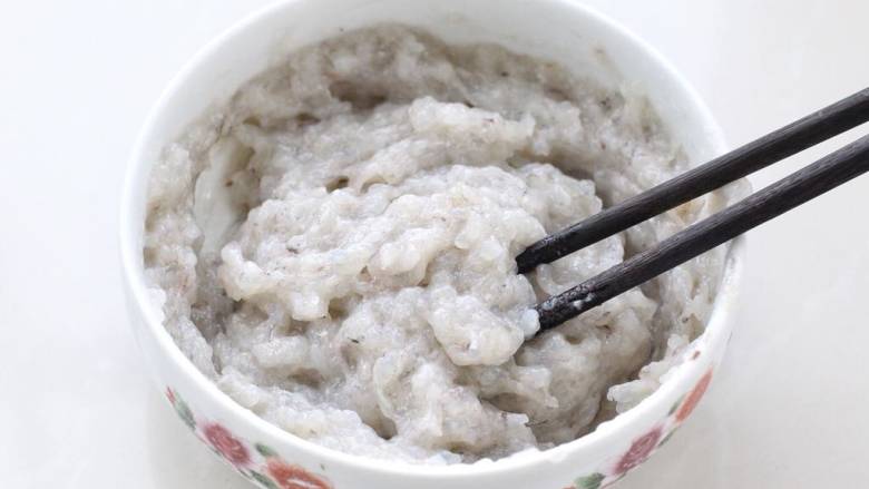 虾滑汤,一个方向搅拌上劲儿,达到筷子立着不倒的黏稠状,放进冰箱冷藏备用。
