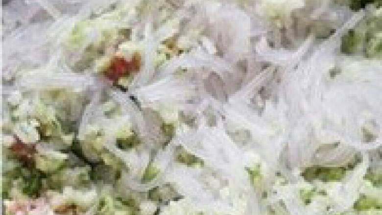 白菜猪肉粉条包子,白菜拌好油后将粉条碎放入白菜里,再放入肉丁一起拌匀,可以按个人口味再适当的加些盐